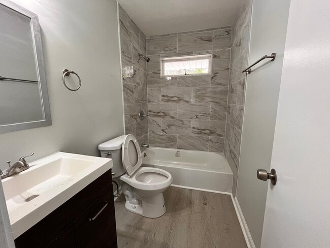 Building Photo - 962 Hanover Dr