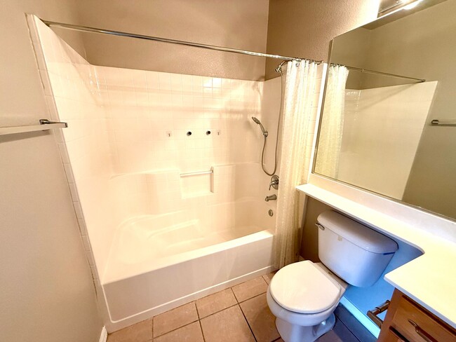 Building Photo - Great 3 Bedroom Duplex near the Kingman Hospital!