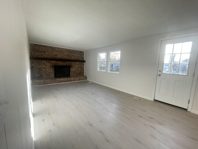 Building Photo - 953 S Spring Rd