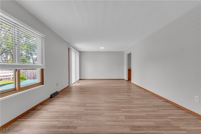 Building Photo - 1021 Larchview Dr