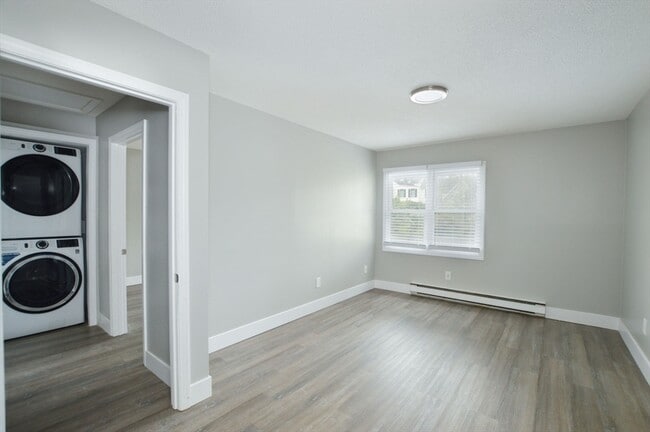 Building Photo - 1049 Pleasant St