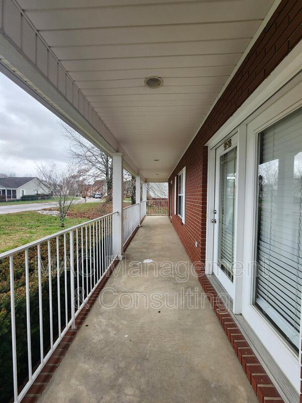 Building Photo - 919 Nottingham Dr