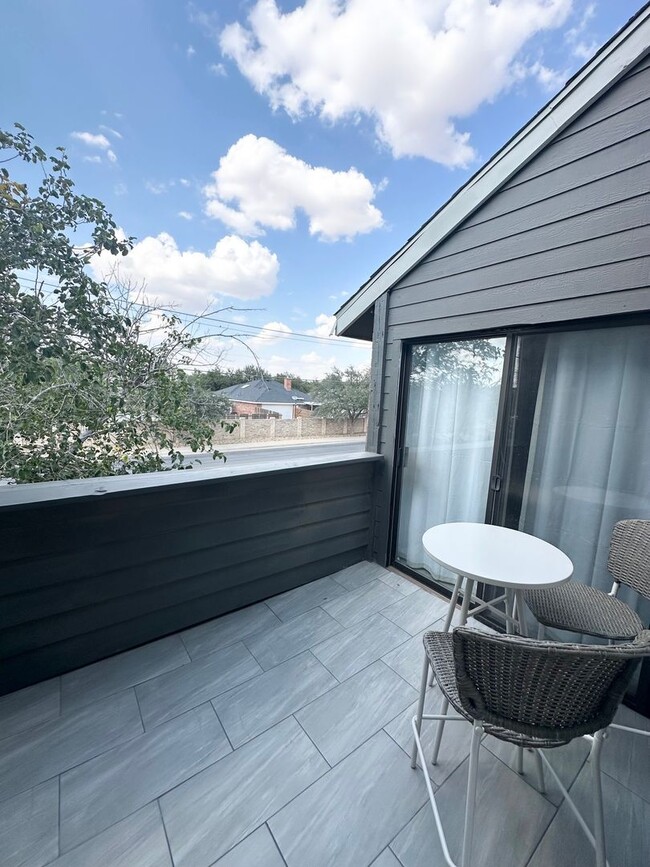 Building Photo - 1 Bedroom 1 Bath Fully Furnished Ready To ...