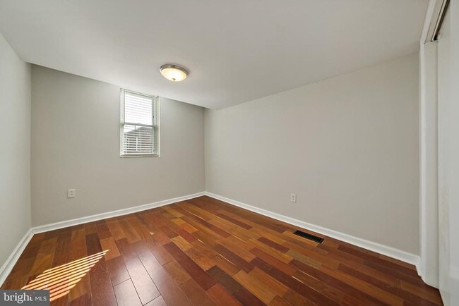 Building Photo - 2326 E Hazzard St
