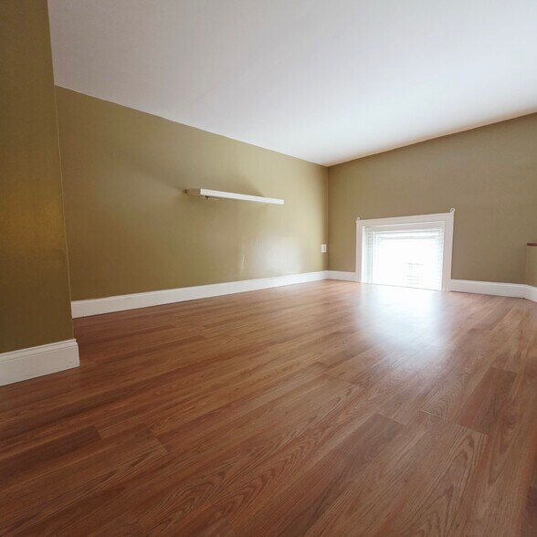 Building Photo - 322 W George St