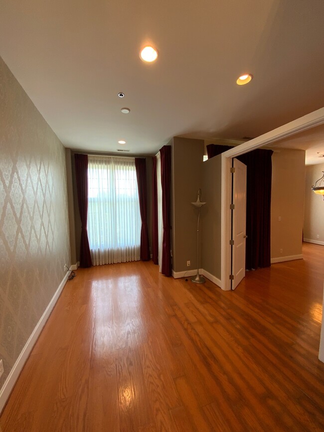 Master Bedroom - 2011 Frankfort Ave