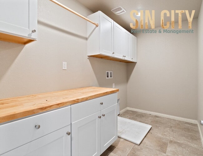 Building Photo - "Spacious 4-Bedroom Oasis with 2.5 Baths i...
