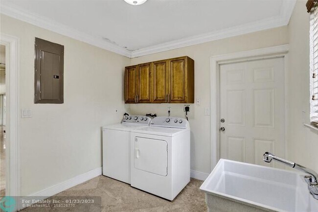 Building Photo - 361 SW 60th Ave