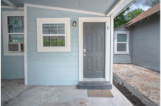 Building Photo - 121 Douglas Way St