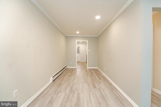 Building Photo - 703 N Oxford Ave