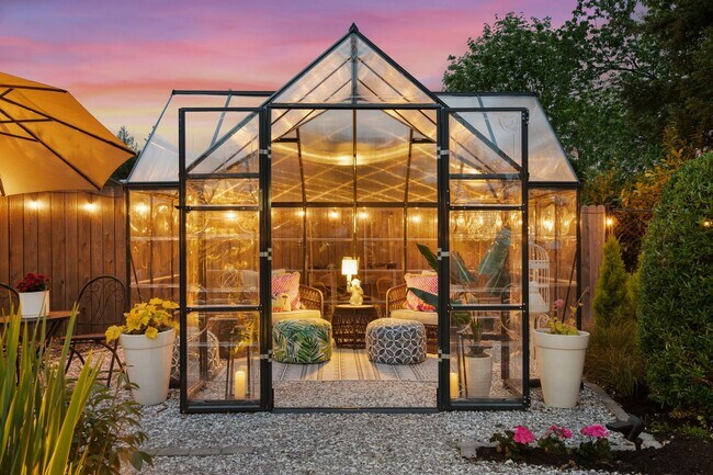 Building Photo - Immaculate and Updated Throughout- Quiet d...