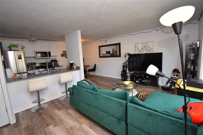 Building Photo - 300 E Croslin St