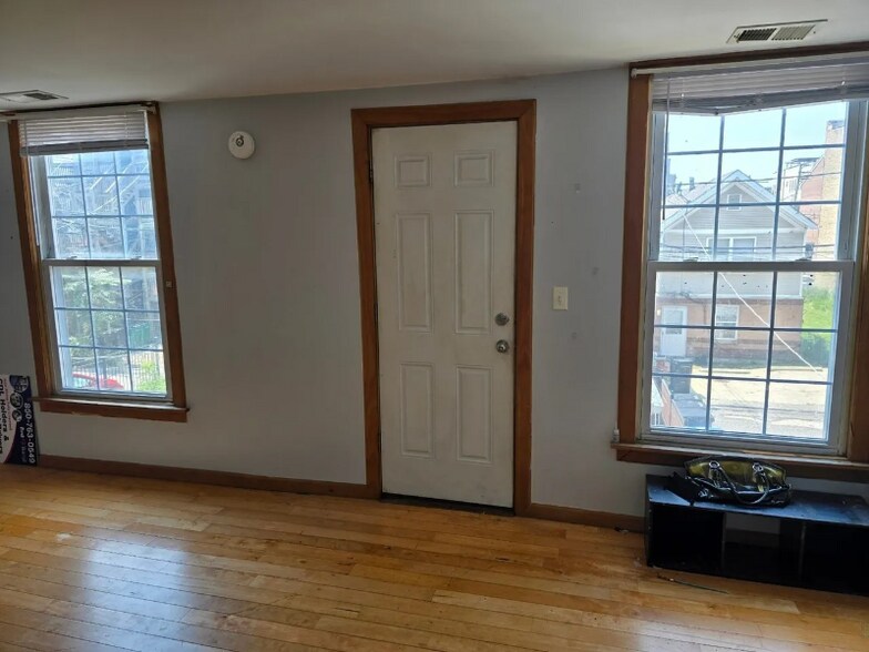 Building Photo - 736 N Ada St