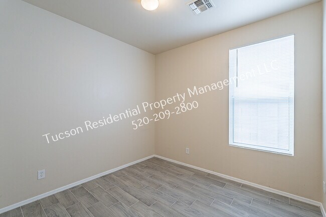 Building Photo - 4923 E Chickweed Dr