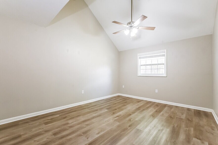 Building Photo - 104 1st St Ct