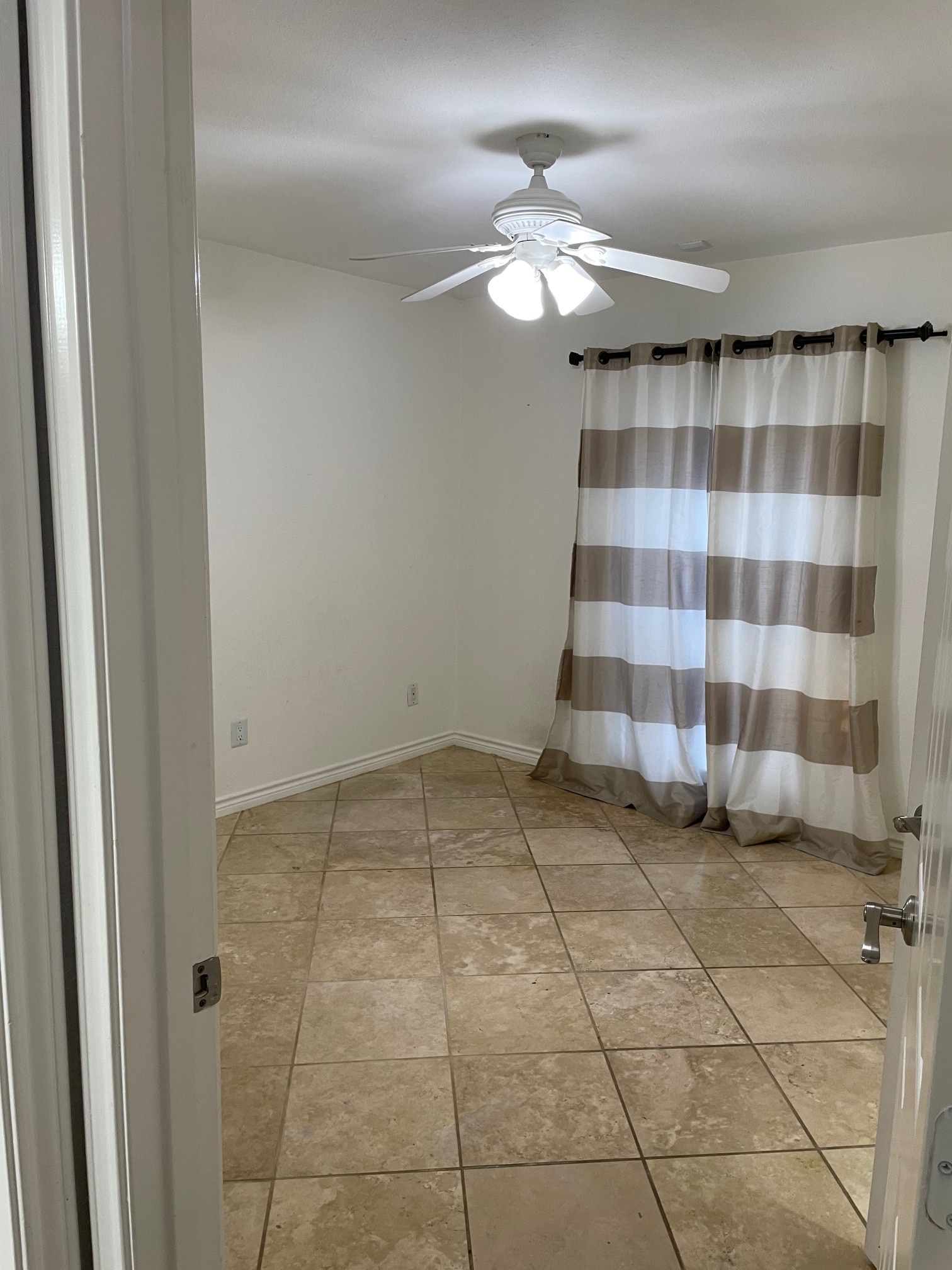 Building Photo - 737 Robin Ln