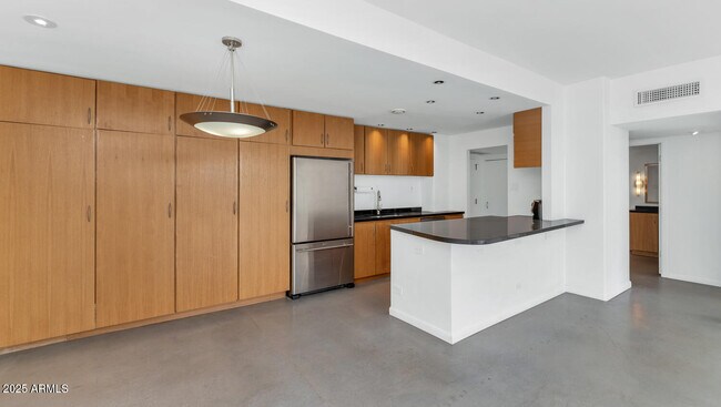 Building Photo - 207 W Clarendon Ave