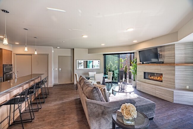 Building Photo - 727 E Front Ave