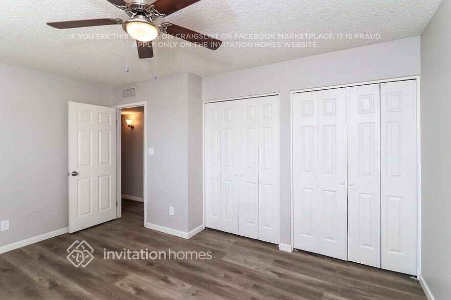 Building Photo - 4221 W Paradise Dr