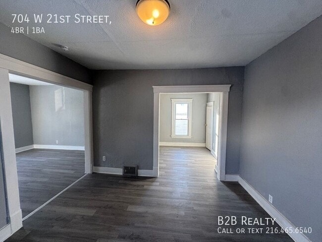 Building Photo - 704 W 21st St