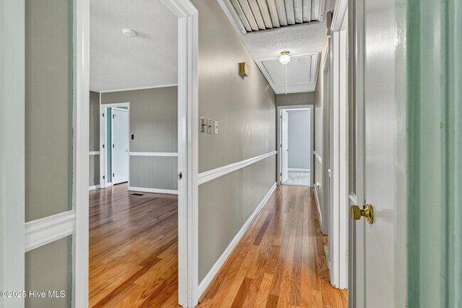 Building Photo - 259 Shoreline Dr