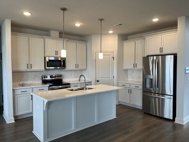 Building Photo - "Spacious 4-Bedroom Retreat with 3.5 Baths in Charming Mt. Juliet!"