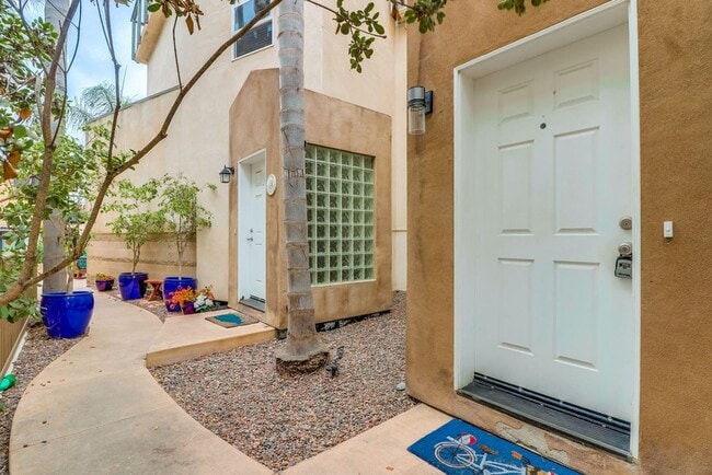 Building Photo - Private Rooftop Deck South Mission Beach