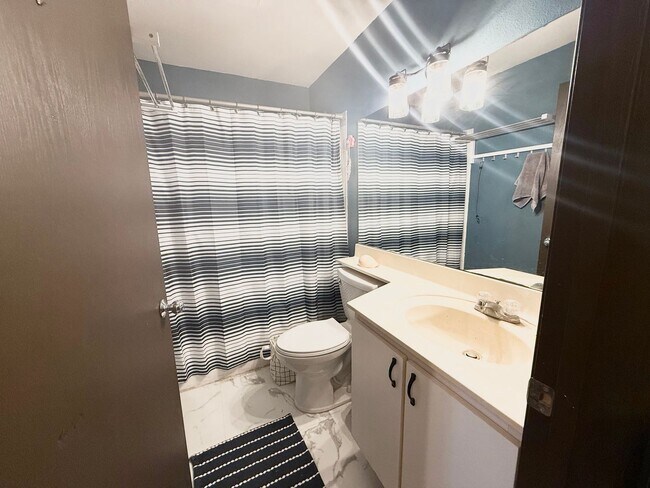 Building Photo - Available 12/15/2025 – Beautiful 2BR/2BA U...