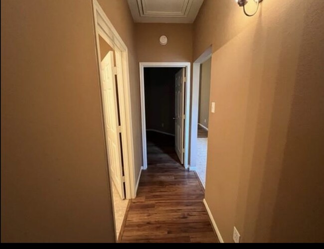 Opposite side hallway with 2 bedrooms and bath - 3511 Misty View Ln