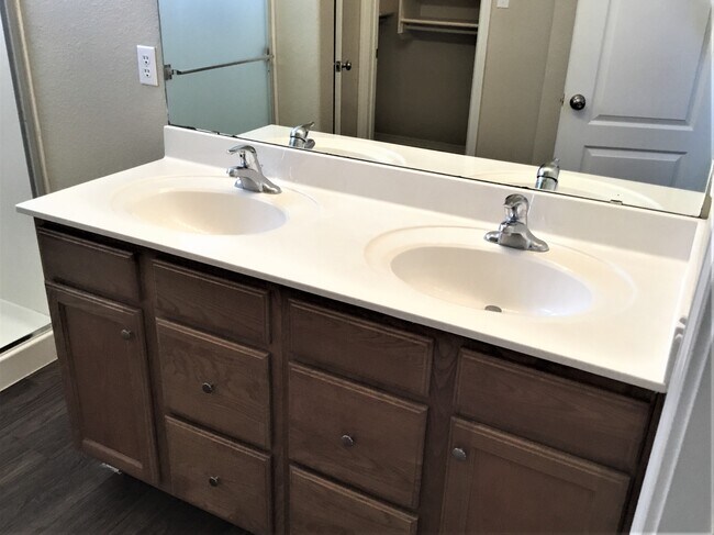 Building Photo - 500 Playful Meadows Dr NE