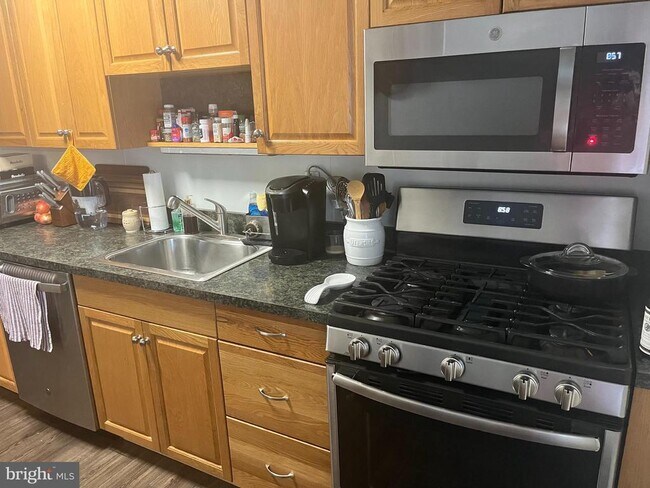 Building Photo - 1658 Thetford Rd