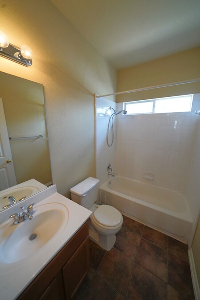 Building Photo - Spacious Home in Cibolo with 3 Car Garage! Realor Commission: $750