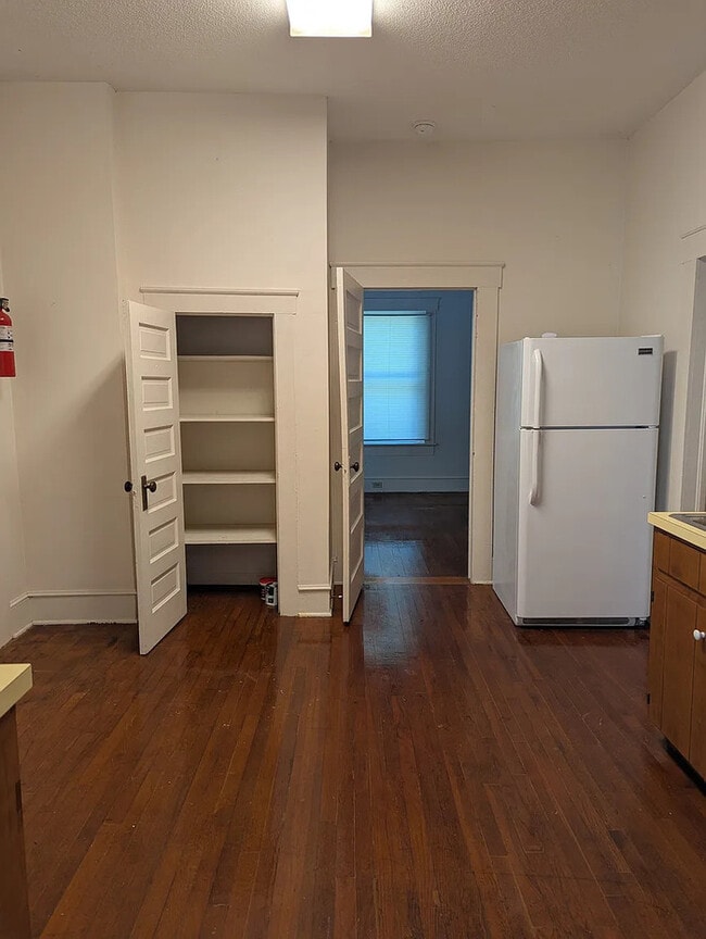 Building Photo - Nice 1 Bed / 1 Bath duplex home in a desir...