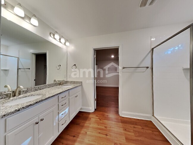 Building Photo - 3041 Greenmont Cir