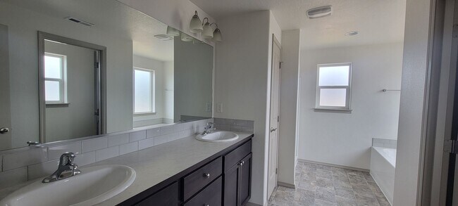 Building Photo - North Albany upgraded single family house