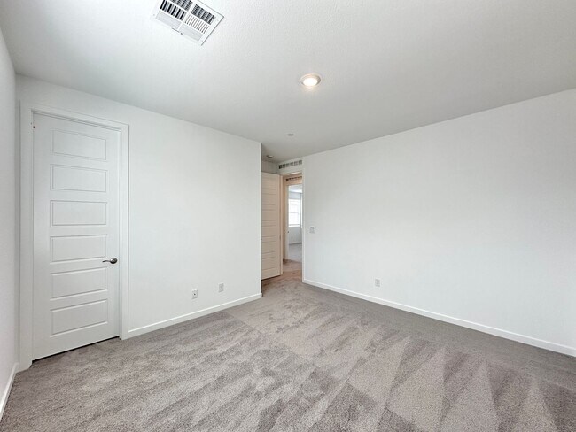 Building Photo - 563 Mountain Robin Ave
