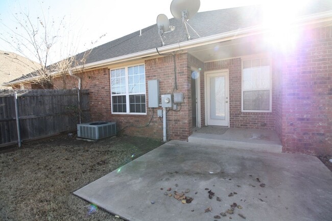 Building Photo - Cute 3 Bed Duplex In Yukon