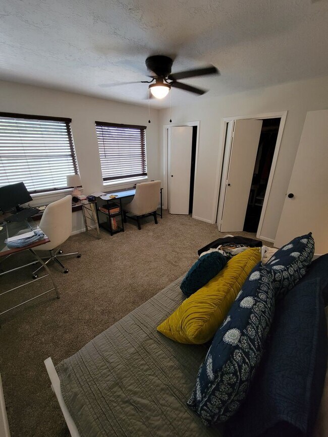 Building Photo - Bryan - 2-bedroom / 1.5-bath / 2 story Tow...