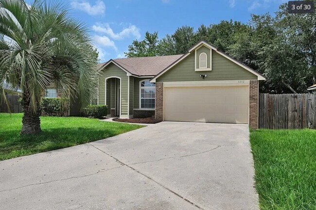 Building Photo - 3 Bedroom 2 Bathroom home with Garage Near...
