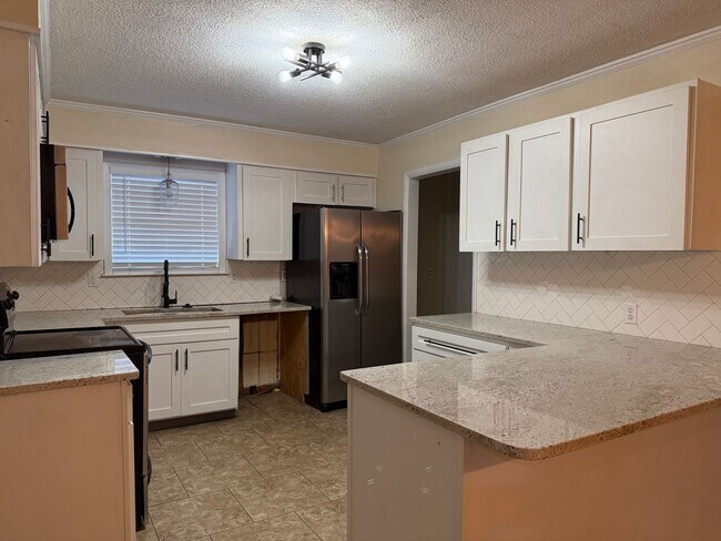 Building Photo - 8606 Holiday Dr