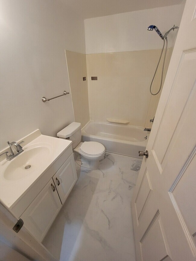 Building Photo - 175 Cranbrooke Dr