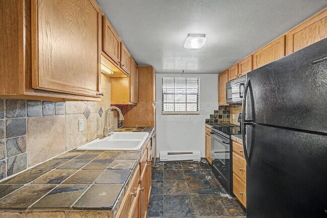 Building Photo - 1021 Carr St