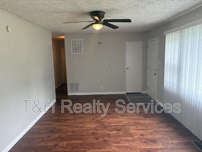 Building Photo - 636 Park Dr