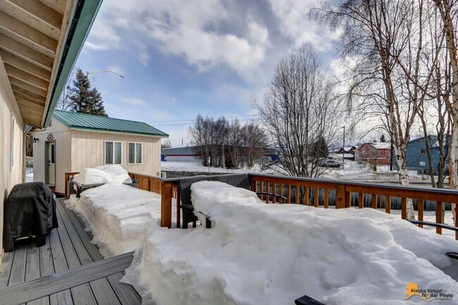 Building Photo - Fully Furnished Three Bedroom Executive Re...