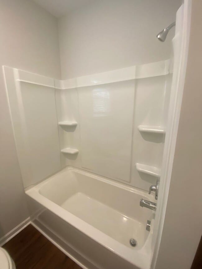 Building Photo - Spacious 4 Bedroom - great location