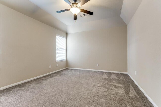 Building Photo - 15 Canoe Bend Dr