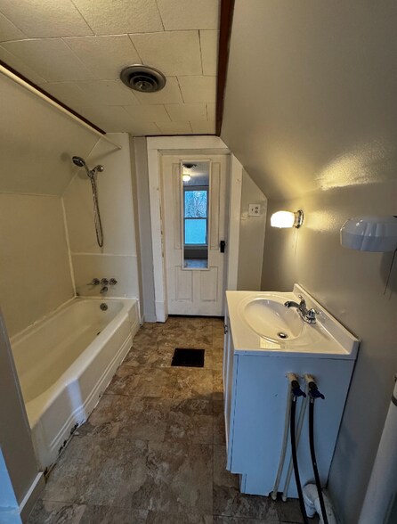 Building Photo - 311-1/2 S Main St