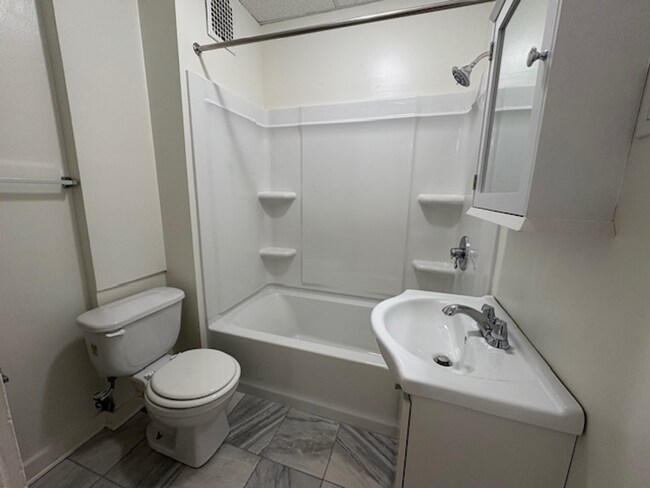 Building Photo - Updated 1BR Apartment Near Downtown Akron with Brand-New Bathroom