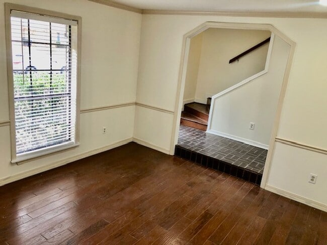 Building Photo - UPDATED IN TOWN SOUTH-LARGE 4/3 BRICK HOME-VERY NICE