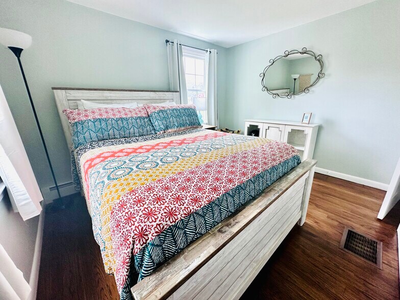 First floor bedroom - 4 Old Colony Rd